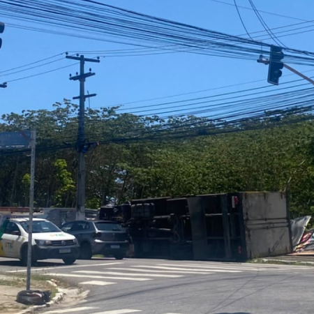 CAMINHÃO CARREGADO DE BEBIDAS TOMBA DURANTE CONVERSÃO