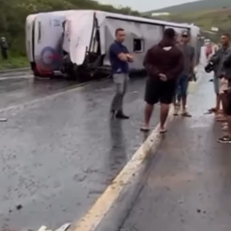 14 PASSAGEIROS FICAM FERIDOS APÓS ÔNIBUS DA ROTA TOMBA NA BR-116; VÍDEO