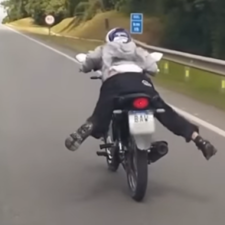 🚨 MOTOCICLISTA É FLAGRADO FAZENDO “SUPERMAN” EM RODOVIA FEDERAL E ACABA AUTUADO; VÍDEO