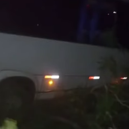URGENTE: ÔNIBUS DE ESTUDANTES SAI DA PISTA APÓS PNEU DE CAMINHÃO SE SOLTAR; VÍDEO