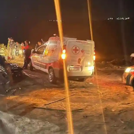 💥 TRAGÉDIA NA CURVA DO S: MOTOCICLISTA É ARREMESSADO, FICA PRESO EM ÁRVORE E MORRE NO LOCAL
