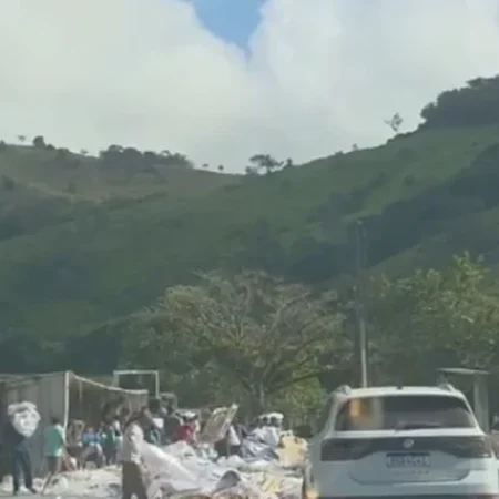 CARRETA COM CARGA DE PLÁSTICO TOMBA EM TRECHO DA BR-101