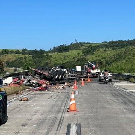 CARRETA TOMBA E MOTORISTA FICA FERIDO EM RODOVIA; TRÂNSITO FICA PARCIALMENTE BLOQUEADO