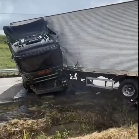 CARRETA TOMBA E INTERDITA TRECHO DA BR-101; VEJA VÍDEO