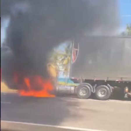 INCÊNDIO DESTRÓI VEÍCULO DE CARGA NO INTERIOR