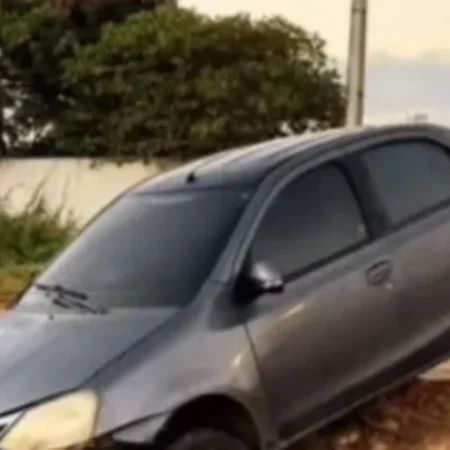 CARRO CAI EM VALA APÓS MOTORISTA PERDER O CONTROLE DA DIREÇÃO