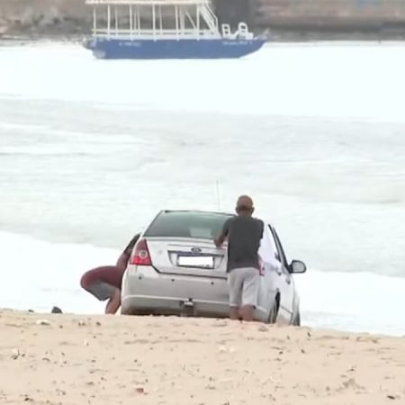 CARRO ATOLA APÓS MOTORISTA INVADIR FAIXA DE AREIA NA PRAIA DA AVENIDA, EM MACEIÓ