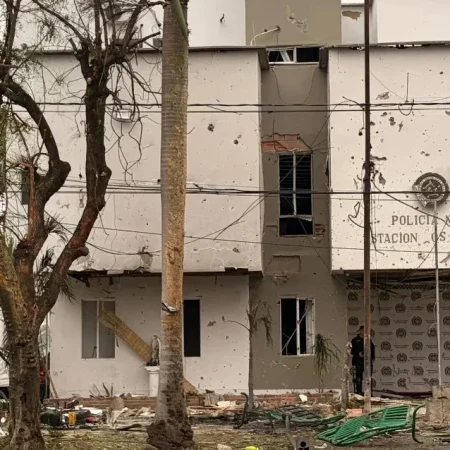 CARRO-BOMBA EXPLODE EM DELEGACIA NA COLÔMBIA; 1 MORRE E 15 FICAM FERIDOS