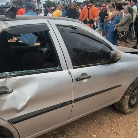 CARRO DESGOVERNADO ATINGE E MATA TRÊS PESSOAS