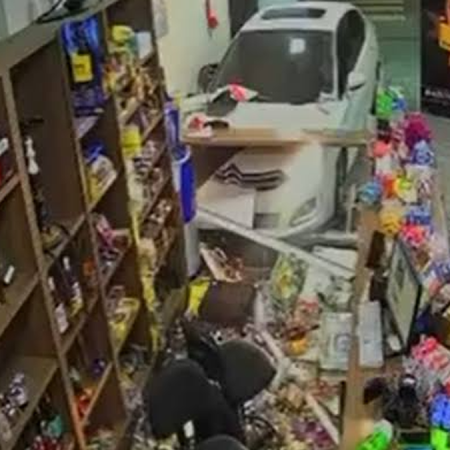 CARRO DESGOVERNADO INVADINDO LOJA DE BEBIDAS EM SC