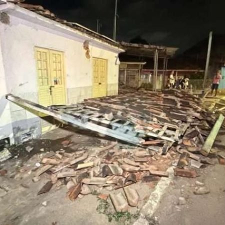 CONDUTOR PERDE CONTROLE EM CURVA E DESTRÓI PARTE DE CASA COM VEÍCULO; 1 FICOU FERIDO