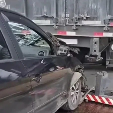 CARRO BATE NA TRASEIRA DE CARRETA NA AL-220 E MOBILIZA EQUIPES DE RESGATE