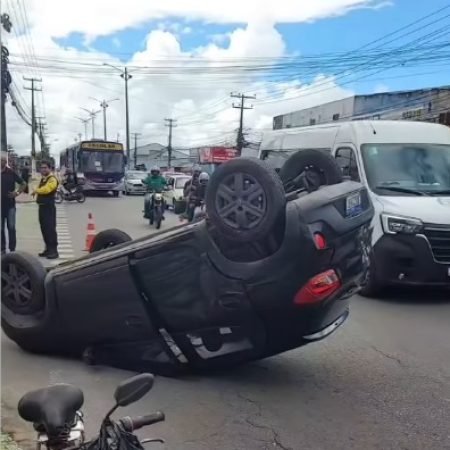 CARRO CAPOTA APÓS COLISÃO COM VAN ESCOLAR