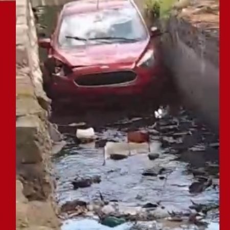MOTORISTA FOGE DE ASSALTO, PERDE CONTROLE E CARRO CAI EM CÓRREGO