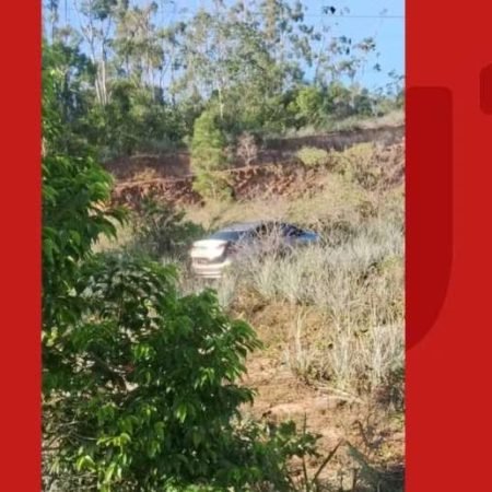 TRÊS HOMENS SÃO ENCONTRADOS MORTOS COM MARCAS DE TIROS DENTRO DE CARRO