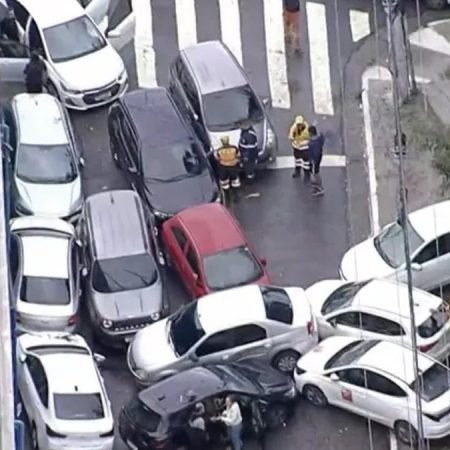 MAIS DE 20 CARROS SÃO ARRASTADOS PELA ENCHENTE E FICAM AMONTOADOS