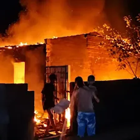 HOMEM ATEA FOGO EM CASA APÓS SUSPEITAR DE TRAIÇÃO NO INTERIOR DA BAHIA