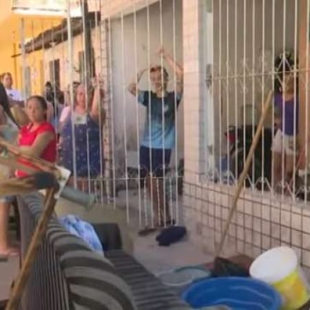 INCÊNDIO APÓS VAZAMENTO DE GÁS DESTRÓI RESIDÊNCIA E DEIXA TRÊS FERIDOS; VEJA VÍDEO