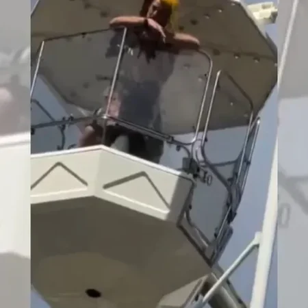 CASAL FAZ SEXO EM RODA-GIGANTE; SEXÓLOGA DIZ QUE O FETICHE É COMUM