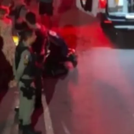CASAL FICA FERIDO APÓS MOTO COLIDIR COM CAMINHÃO DE BEBIDAS NA AL-101