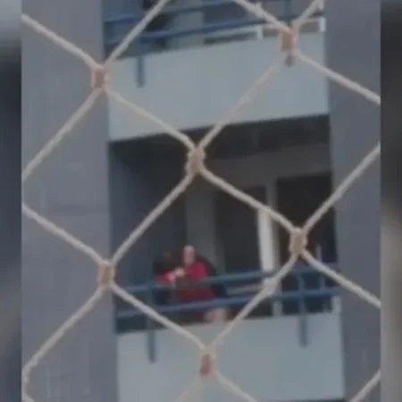 CASAL TRANSA NA SACADA E VIZINHOS ACIONAM A POLÍCIA: “INVEJOSOS”