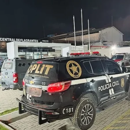 CÂMERAS DE SEGURANÇA FLAGRAM TRIO DE MULHERES FURTANDO LOJA EM SHOPPING