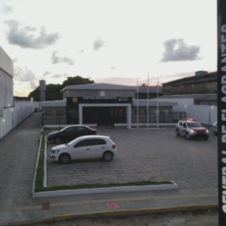 MULHER É PRESA APÓS PERSEGUIR EX-COMPANHEIRA, DANIFICAR CARRO E CAUSAR CONFUSÃO
