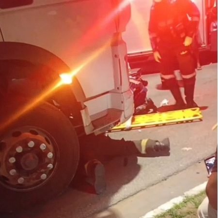 CICLISTA SOBREVIVE APÓS CAIR EMBAIXO DE CAMINHÃO EM ACIDENTE