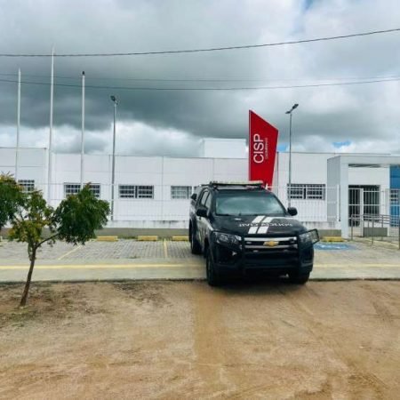 HOMEM É PRESO SUSPEITO DE AMEAÇAR MULHER DE MORTE COM PUNHAL