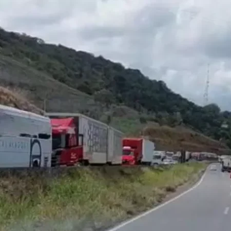 COLISÃO ENTRE CAMINHÕES-TANQUE TRAVA TRÂNSITO NA AL-101