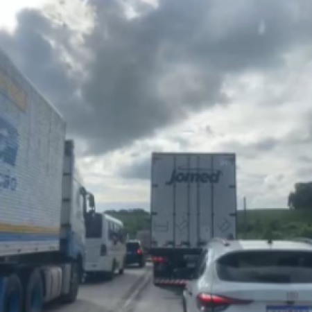 COLISÃO ENTRE CAMINHÃO E CARRETA DEIXA DOIS FERIDOS EM MESSIAS