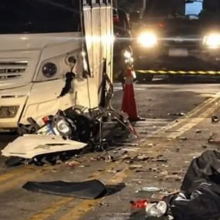COLISÃO FRONTAL ENTRE MOTOCICLETA E MICRO-ÔNIBUS DEIXA 2 MORTOS