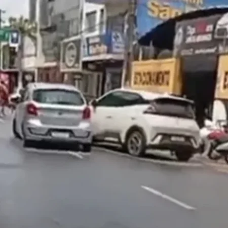 ACIDENTE ENTRE DOIS CARROS É REGISTRADO