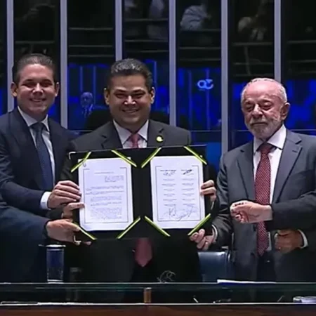 COM PRESENÇA DE LULA, CONGRESSO PROMULGA PEC QUE PÕE FIM À ESCALA 6X1