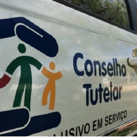 MÃE É DETIDA APÓS CRIANÇA PEDIR SOCORRO POR FICAR SOZINHA EM CASA