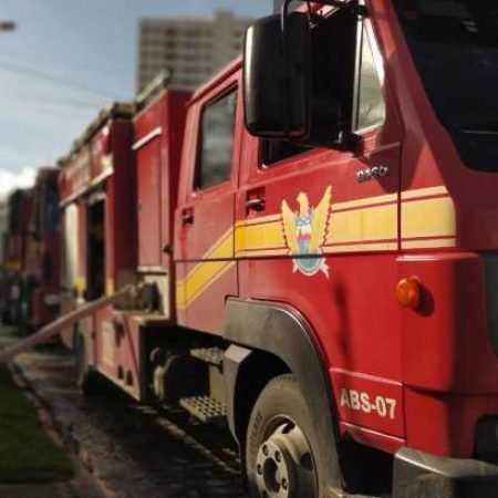 INCÊNDIO ATINGE MEDIDOR DE ENERGIA DE ESTABELECIMENTO COMERCIAL