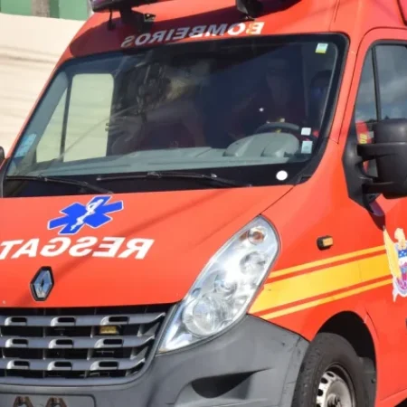 CICLISTA FICA COM ROSTO DESFIGURADO APÓS COLIDIR NA TRASEIRA DE CAMINHÃO