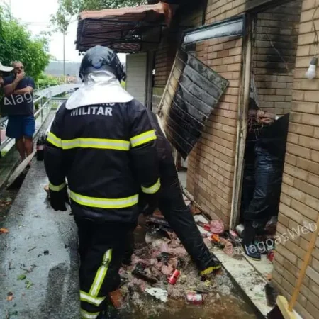 INCÊNDIO DE GRANDES PROPORÇÕES DESTRÓI QUIOSQUE E ATINGE ESTABELECIMENTOS VIZINHOS
