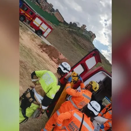 COVEIRO CAI EM COVA DE 4 METROS DURANTE ENTERRO E É RESGATADO DE RAPEL