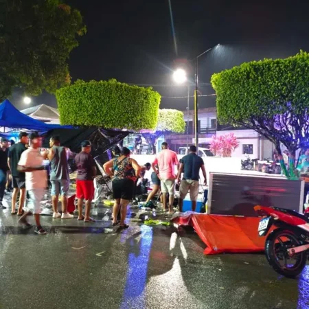 MOTORISTA AVANÇA CONTRA BARRANCAS EM PRAÇA E DEIXA FERIDOS