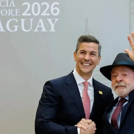 DE DIREITA, PRESIDENTE DO PARAGUAI PARABENIZA LULA POR VITÓRIA NAS ELEIÇÕES