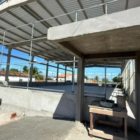 EM DELMIRO GOUVEIA, OBRAS DAS QUADRAS POLIESPORTIVAS DE CARAÍBAS DO LINO E ALTO BONITO ENTRAM EM FASE FINAL