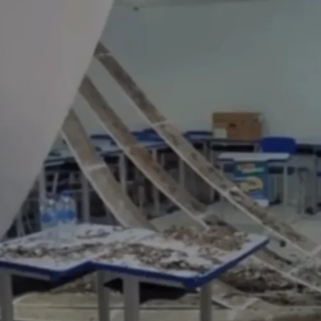 DESABAMENTO DE FORRO EM ESCOLA SURPREENDE ELEITORES DURANTE VOTAÇÃO NO PILAR