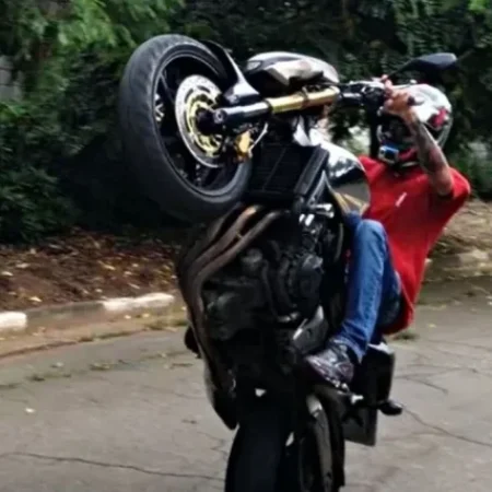 ADOLESCENTE É FLAGRADO EMPINANDO MOTO PERTO DE ESCOLA
