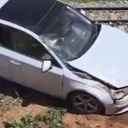 CARRO SAI DA PISTA EM CURVA E CAI SOBRE LINHA FÉRREA