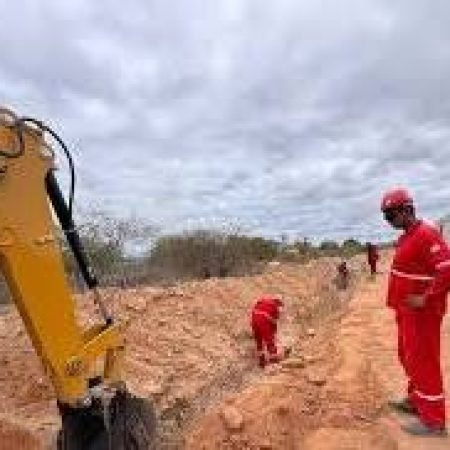 OBRAS DE SANEAMENTO BÁSICO NO POVOADO SÃO JOSÉ AVANÇAM EM RITMO ACELERADO EM DELMIRO GOUVEIA