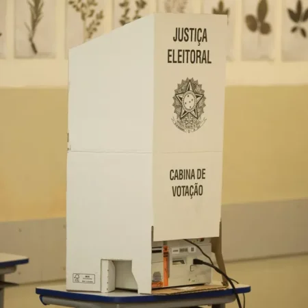 DUAS MESÁRIAS SÃO PRESAS DURANTE VOTAÇÃO POR SUSPEITA DE PROPAGANDA PARA O PT