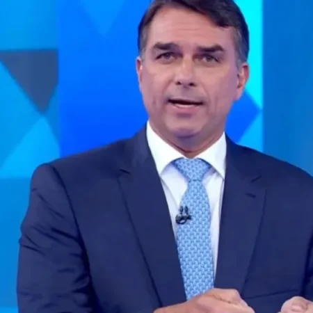 DURANTE DEBATE, FLÁVIO DIZ QUE LULA “DÁ COM UMA MÃO E TIRA COM 9 DEDOS”