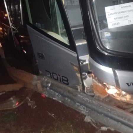 ÔNIBUS COM DESTINO A NAVIRAÍ PERDE CONTROLE E SAI DA PISTA NA BR-163