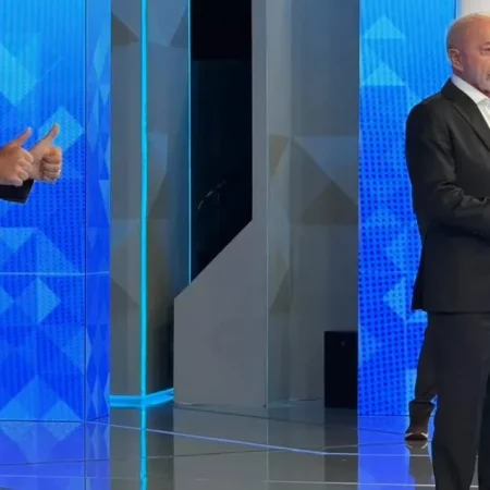 EM DEBATE, FLÁVIO BOLSONARO PROMETE PEDÁGIO ZERO PARA MOTOCICLISTAS